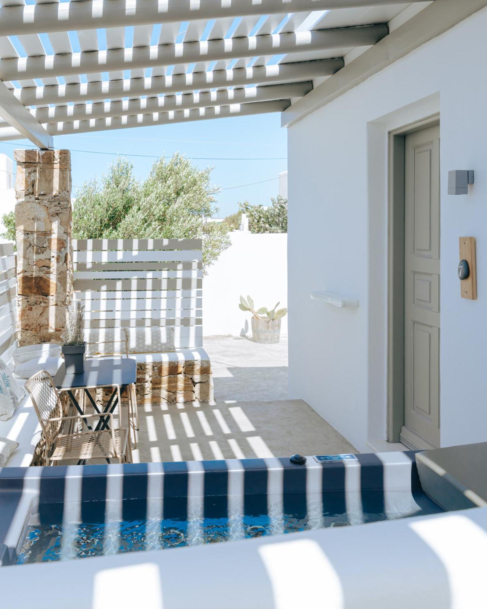 White And Grey Apartment Mykonos Town Room photo