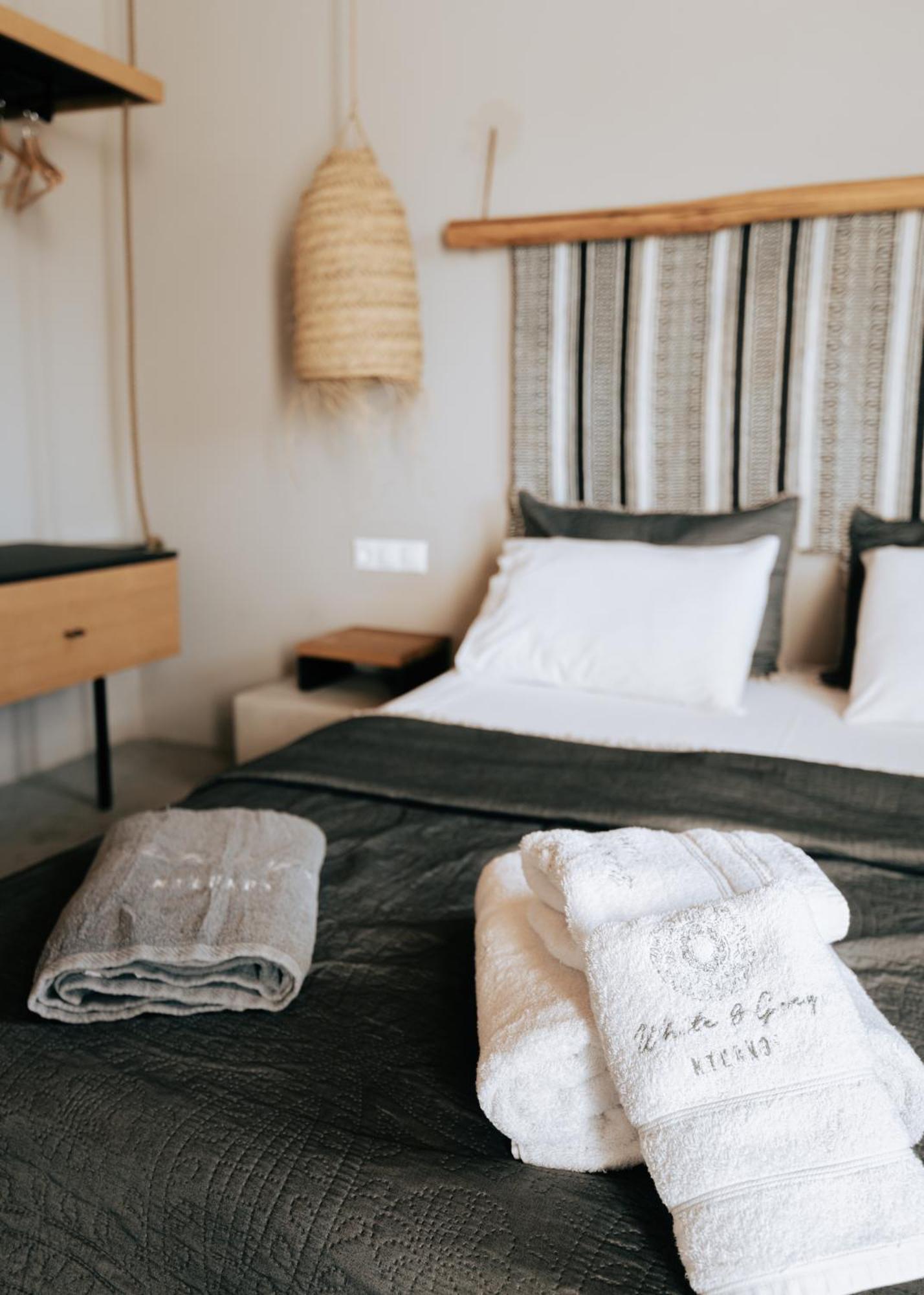 White And Grey Apartment Mykonos Town Room photo